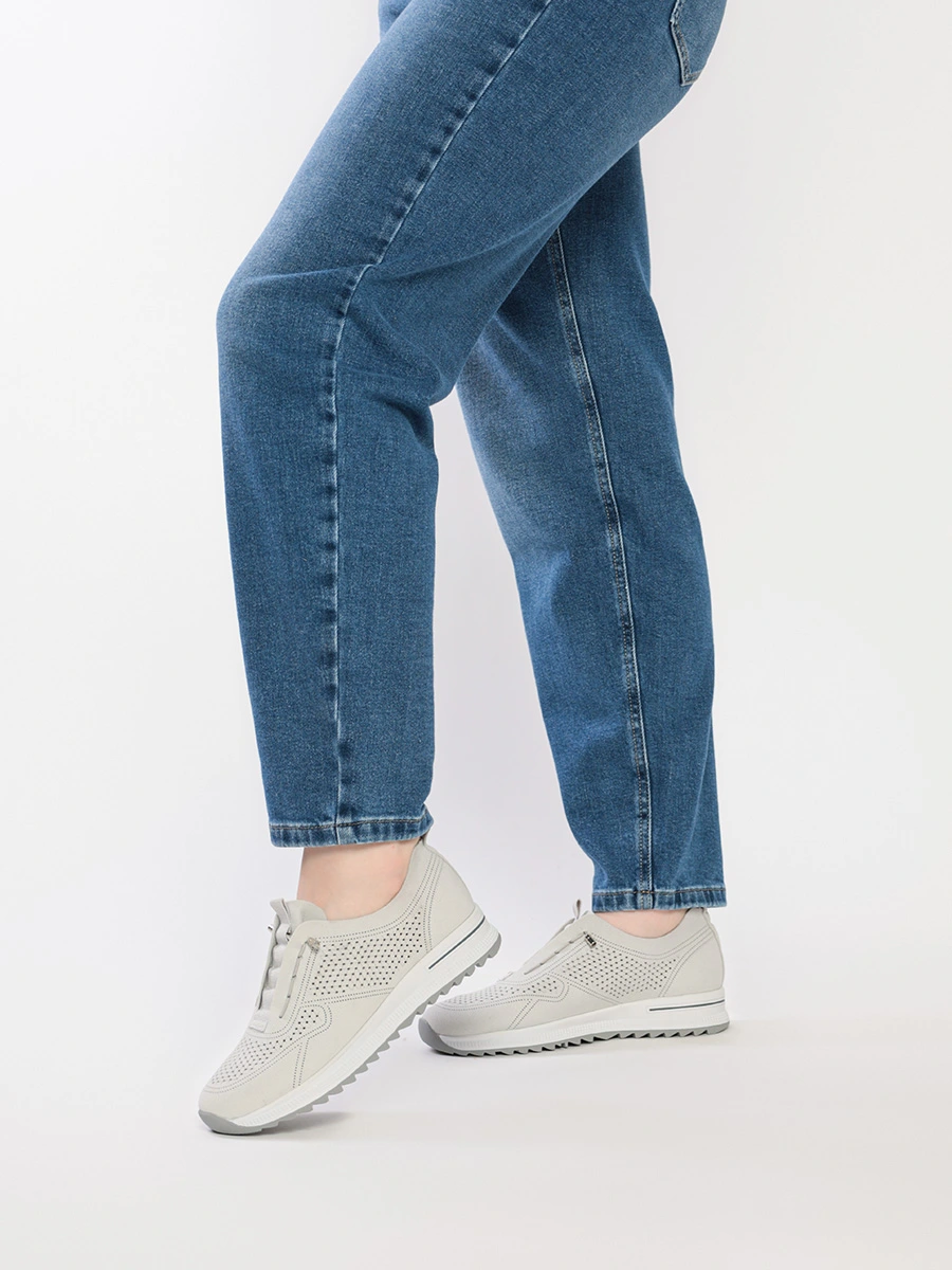 Кроссовки серого цвета с перфорацией